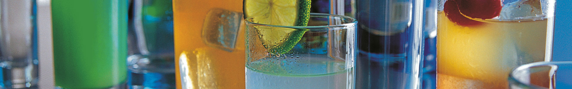 Arcoroc Trinkgläser mit bunten Cocktails