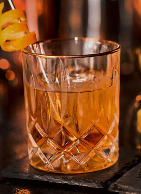 Kristallglas-Tumbler mit Cocktail.