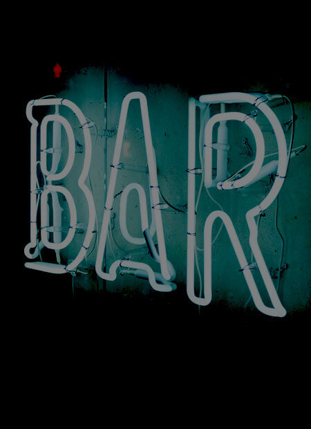 Großes Neon-Schild mit dem Schriftzug BAR