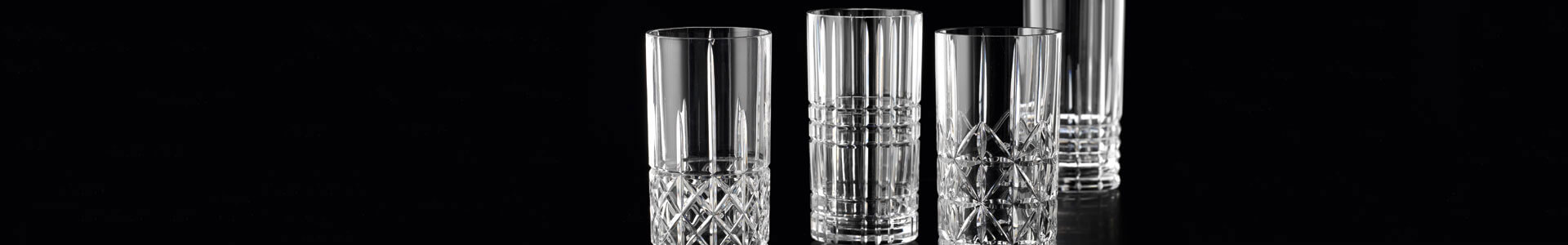 Gläser aus der Highland Serie stehen auf einem Tisch.