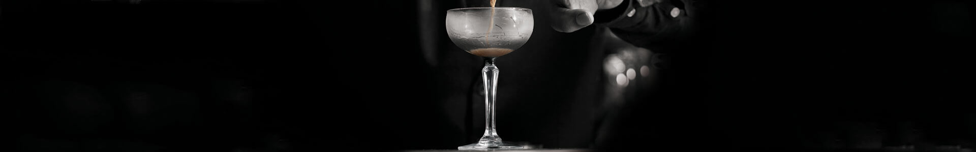Eine Cocktailschale von Onis wird mit einem Cocktail gefüllt.