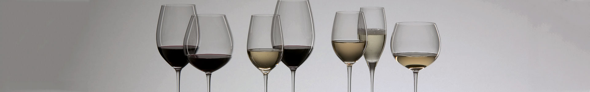 Weingläser von Riedel Glas in verschiedenen Größen für Weißweine und Rotweine.