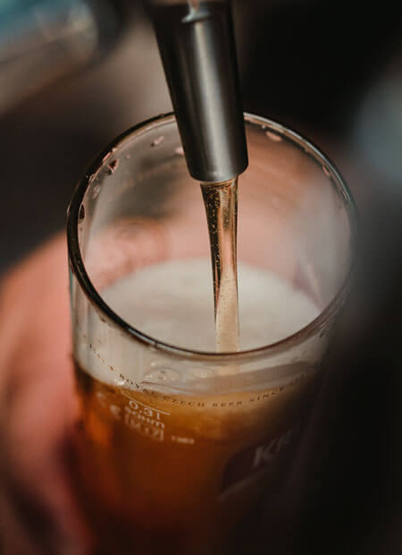 Bier wird in ein Bierglas gezapft.