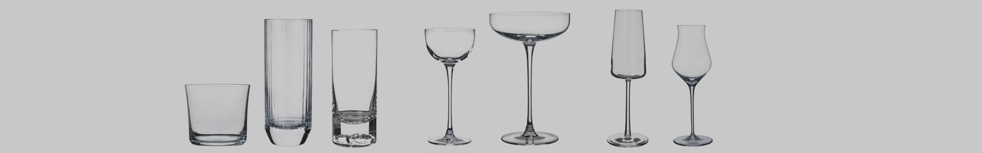 Verschiedene Gläser des Herstellers Nude Glas stehen nebeneinander.