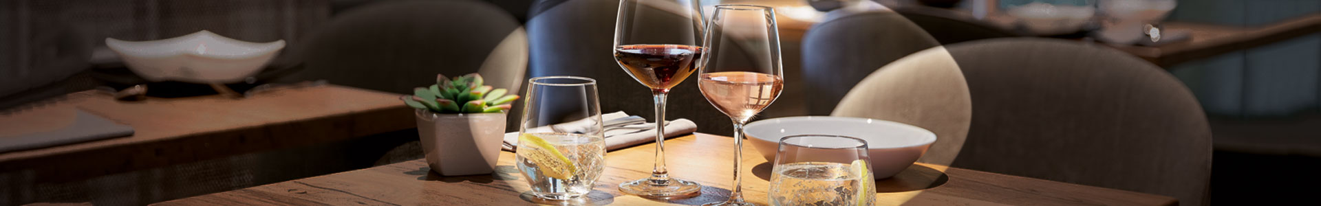 Verschiedene Gläser der Vina Juliette Serie von Arcoroc auf einem gedeckten Tisch.