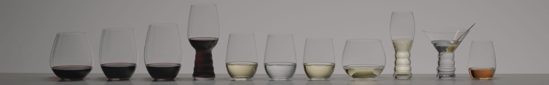 Verschiedene Gläser aus der Serie O von Riedel stehen nebeneinander.