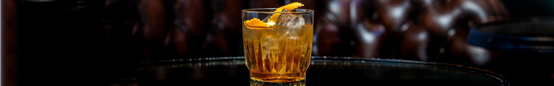 Ein gefülltes Glas aus der Serie Winchester von Libbey steht in einer Bar auf dem Tisch.