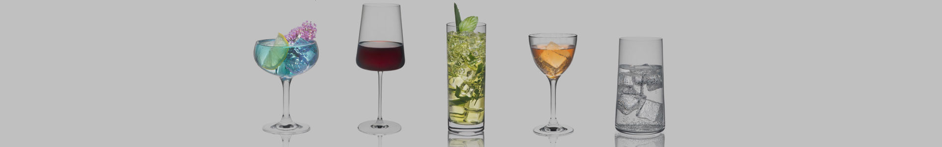 Verschiedene Gläser des Herstellers Rona Glas stehen mit Drinks gefüllt nebeneinander.