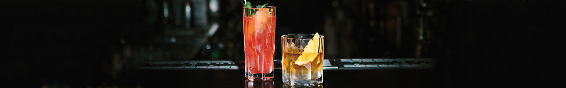 Zwei Gläser aus der Aspen-Serie mit Cocktails gefüllt.