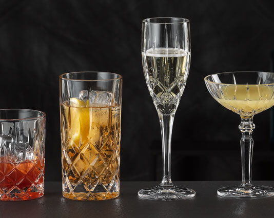 Verschiedene Gläser von Nachtmann mit Getränken gefüllt stehen nebeneinander.